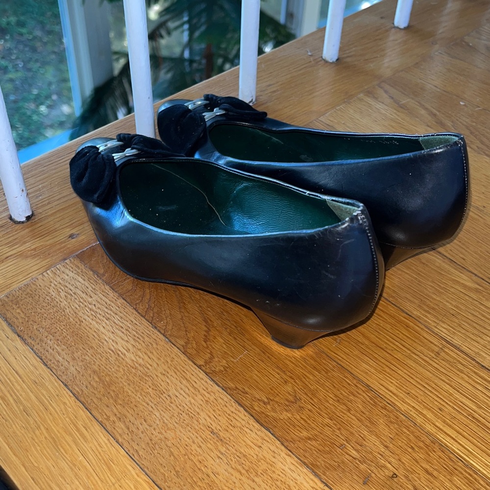 Gucci Black Leather Pumps with Bow Accent Perfect Vintage Condition - Picture 7 of 11